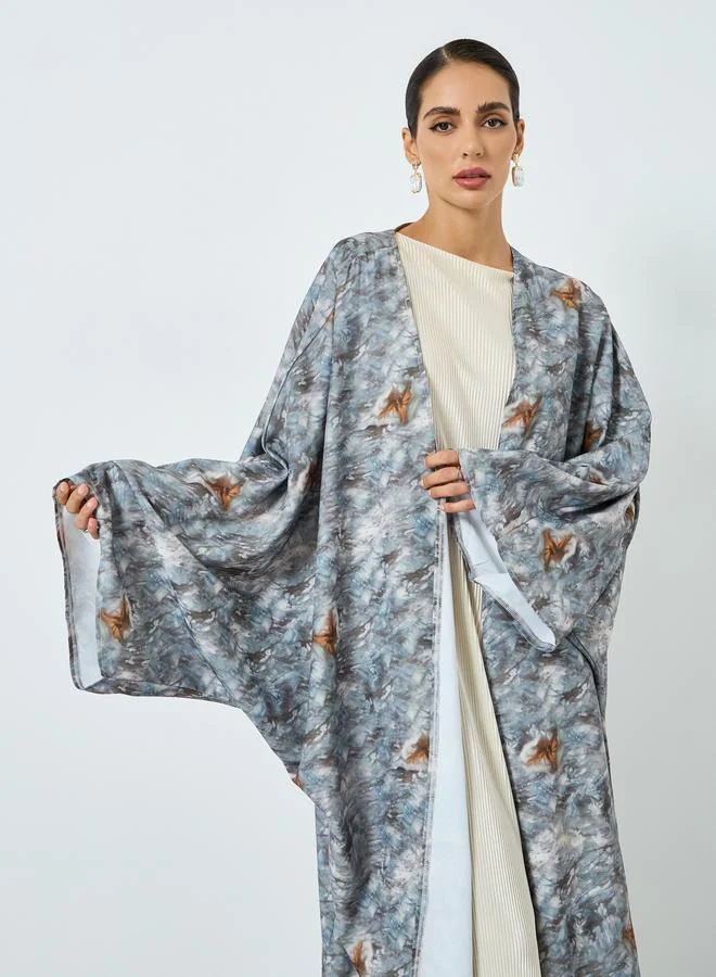 تايك تو عباية بأكمام خفاش وطبعة جرافيك